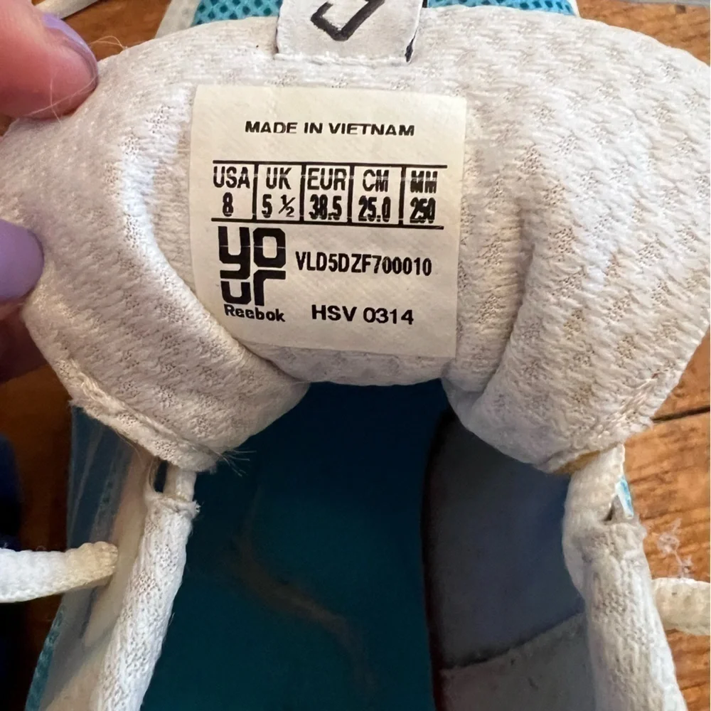 REEBOK custom-designed low sneaker, barely worn, size 8. - Picture 3 of 10